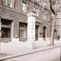 1971 Budapest, Fővárosi Moziüzemi Vállalat hirdető oszlopai, plakátjai az új filmek reklámozására, 1...