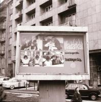 1971 Budapest, Fővárosi Moziüzemi Vállalat hirdető oszlopai, plakátjai az új filmek reklámozására, 1...