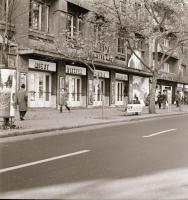 1971 Budapest, Fővárosi Moziüzemi Vállalat hirdető oszlopai, plakátjai az új filmek reklámozására, 1...