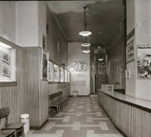 1973 Budapest, Gorkij mozi kívül-belül, 6 db eredeti, szabadon felhasználható negatív, 6x7 cm