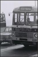 cca 1970 Budapest, 39-es autóbusz forgalmi helyzetben, korabeli vintage negatívról készült mai nagyítás, 15x10 cm