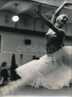 cca 1975 Balettpróbán, 4 db jelzett vintage fotó, 24x18 cm