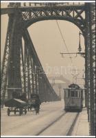 cca 1930 Budapest, 61-es villamos a Ferenc József hídon, vintage felvételről készült modern nagyítás, 25x18 cm