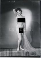 cca 1952 Demeter Károly (1892-1983): Akt tanulmány, a szerző hagyatékában őrzött vintage negatívról készült mai nagyítás, 25x18 cm