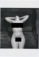 cca 1930 Szimmetria és egyensúly, finoman erotikus fénykép, korabeli negatívról készült mai nagyítás, 18x18 cm / erotic photo, 18x18 cm