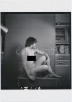 cca 1968 Gazdasszony a konyhájában, finoman erotikus fénykép, korabeli negatívról készült mai nagyítás, 18x18 cm / erotic photo, 18x18 cm