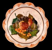 Kerámia gyümölcstartó, kézzel festett díszítéssel, jelzett, apró lepattanással, d: 30 cm, m: 15 cm