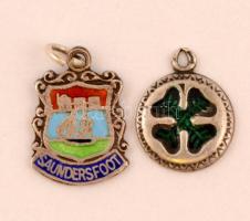 2 db ezüst(Ag) medál, egyik négylevelű lóherével, másik Saundersfoot címerével díszítve, jelzett, br...