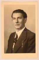 FIatal férfi portréja, színezett fénykép + egy fekete-fehér fotó, Szipál Márton Károly (?-?) debrece...