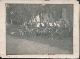 cca 1914-1918 Katonazenekar Balatonfüreden, hátoldalon feliratozva, 9,5x13 cm