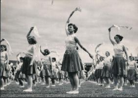 1955 Bp., Kerületi spártákiádok Csehszlovákiában, feliratozott sajtófotó, a Képes Sport pecsétjével, 13x18 cm