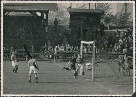 Régi idők focija, jelenetek futballmérkőzésekről, 3 db fotó, felületén törésnyomokkal, egyiken hiánn...