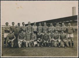 cca 1930 Futballcsapat a Fradi stadionban, jelzetlen fotó, felületén foltokkal, 17x23,5 cm