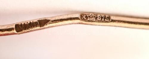 Arany (14k) fülbevaló (1 db), csiszolt szintetikus kővel, jelzett, bruttó:2,9 g