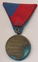 1938. "Felvidéki Emlékérem" Br emlékérem mellszalaggal T:2 oxidáció
Hungary 1938. "U...