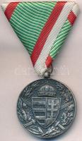 1929. Magyar Háborús Emlékérem kardokkal, sisakkal ezüstözött Br kitüntetés, mellszalaggal T:2 Hungary 1929. Hungarian Commemorative War Medal with swords and a helmet silver plated Br decoration with C:XF NMK 418.