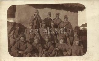 1915 A 16. honvéd gyalogezred katonái a fronton, fotó tábori postaként küldve / Hungarian infantry unit, group photo (fa)