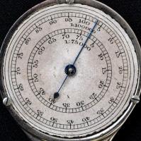 Régi gördülő távolságmérő, az üveg hiányzik, viseltes bőr tokban, működik