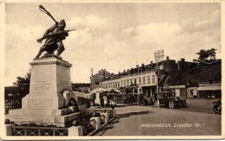 Nagykanizsa, Erzsébet tér, Hősök szobra, bérautó állomás, automobilok (fa)