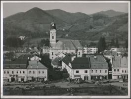 cca 1940 Vadas Ernő (1899-1962): Nagybánya látképe az országzászlóval. Jelzés nélkül / Photo of Baia Mare. 18x24 cm