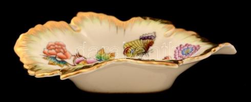 Herendi Viktória mintás leveles tálka, kézzel festett, jelzett, kis kopásnyomokkal, sérült 15×9 cm