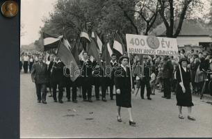 1957 A Nagykőrösi Arany János gimnázium május 1-i felvonulásáról készült kép és a gimnázium jelvénye 24x16 cm