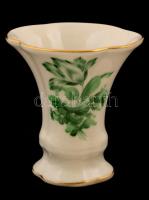 Herendi zöld virágmintás kis váza, kézzel festett, jelzett, kopásnyomokkal, m: 7 cm