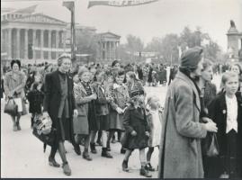 Életképek május elsejei felvonulásokról, utólagos előhívások, 3 db, 18x24 cm