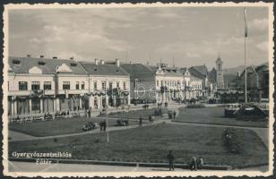 1940 Gyergyószentmiklós, Gherogheni; Főtér országzászlóval 'Gyergyószentmiklós visszatért' / main square with national flag, photo So.Stpl (EB)