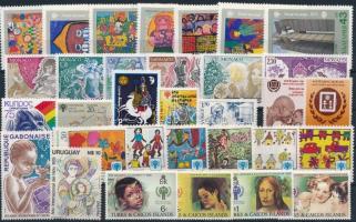 Nemzetközi Gyermekév 1979-1981 32 klf bélyeg, közte sorok + 1 blokk 2 stecklapon, International Children Year 1979-1981 32 diff stamps with sets + 1 block