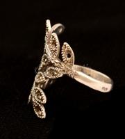 Ezüst(Ag) leveles gyűrű, kövek hiányoznak, jelzett, méret: 55, nettó: 3,4 g