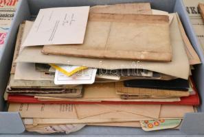 Vegyes nyomtatvány és okmány tétel: különféle érdekes újságok, igazolványok, stb., érdekes anyag