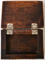 Faragott fa doboz, tetején fekvő alakkal, jó állapotban, 18×12 cm