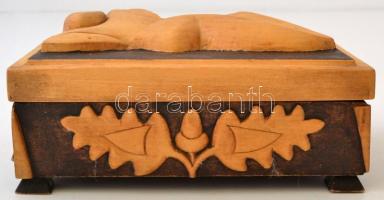 Faragott fa doboz, tetején fekvő alakkal, jó állapotban, 18×12 cm