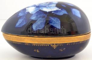 Jelzett antik nagyméretű tojás, részben kézzel festett, belsejében matricás Angelika Kauffann féle m...