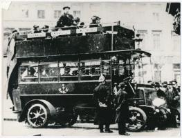 4 db autóbuszokról készült fotó, egy részük hátulján feliratozva, különböző méretben