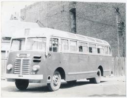 4 db autóbuszokról készült fotó, egy részük hátulján feliratozva, különböző méretben