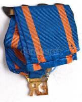 Nagy-Britannia 1986. "II. Erzsébet monogram" aranyozott fém jelvény szalagon T:1-
Great B...