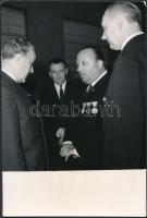 cca 1960 Kádár János kitüntetést ad át. Egyedi fotó 10x15 cm