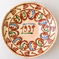 Erdélyi fazekas tál, festett mázas cserép 1935-ös évszámmal, jelzés nélkül, máz lepattanásokkal, d:23 cm, m:7 cm