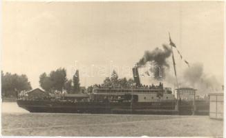 Siófok, Kelén gőzhajó a part közelében, a hátoldalon Juhász József épület-üveges és képkeretező-mester, photo