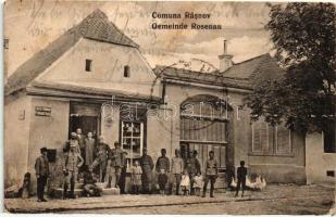 Rozsnyó, Barcarozsnyó, Rosenau; Ferdinánd utca, bolt, katonák csoportképe, kiadja Póka Elemér / street, shop, soldier group picture (EB)