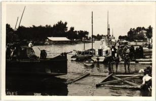 Siófok, kikötő, uszály partra húzása munkásokkal, photo