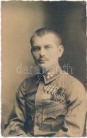 1920 Magyar katona portréja sok kitüntetéssel, 14×9 cm