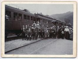 1905 Boli-barlang / Pestera Bolii környéki vasútvonal, vidám csoportkép, hátoldalán feliratozott keményhátú fotó 9×12 cm