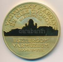 Kiss György (1943-) 2004. "Vagyóczky Károly és Kiss György kiállítása - Esztergom Vármúzeum" aranyozott fém emlékérem (42mm) T:PP ujjlenyomat