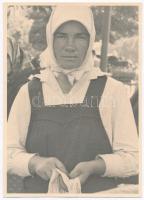 cca 1940 Szolnok Piactér, 2 db fotó hátoldalukon feliratozva, 18×13 cm