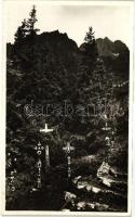 ~1940. Tátra, Magas Tátra, Vysoké Tatry; a hegy áldozatainak állított fakeresztek, a hátoldalon szlovák mozgóposta bélyegzéssel / wooden crosses dedicated to the victims of the mountain, with Slovakian mobile post cancellation