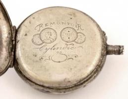 cca 1900 Remontoir cylindre svájci mechanikus zsebóra, törött üveglappal, szériaszámmal (23383) a fe...