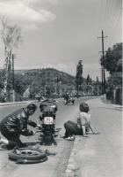 cca 1960 Kirándulás motorkerékpárral. Fotó, jelzés nélkül, 24×17 cm